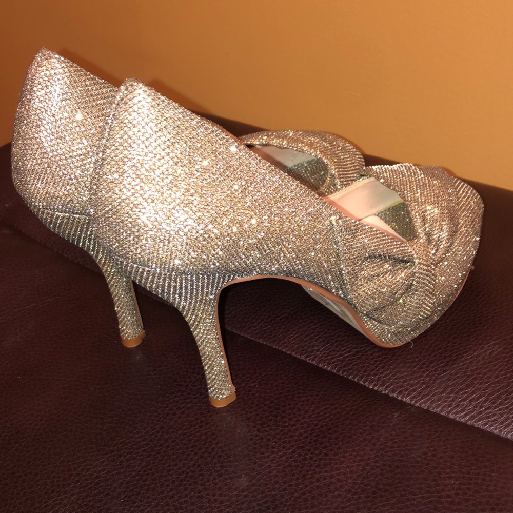 Stunning Heels! ๐ Size 8.5!! - Picture 4 of 9
